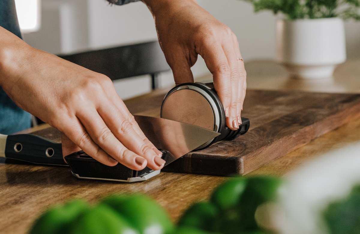 work sharp tools rolling knife sharpener sharpening kitchen knife on countertop